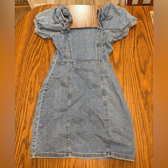 H&M Dresses & Skirts - Denim Stretchy Puff Sleeve Dress